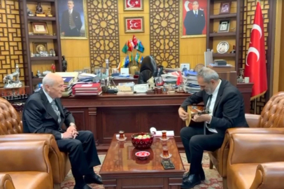 Yavuz Bingöl, Bahçeli'ye bağlama hediye etti