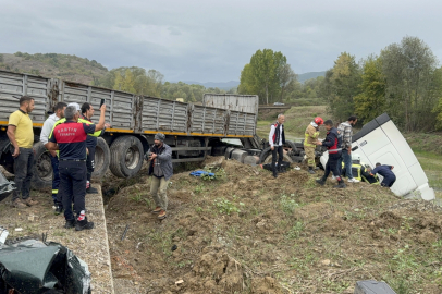 Karşı şeride geçen TIR'la çarpışan otomobildeki çift öldü