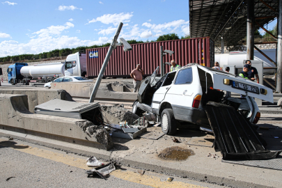 Otomobil, otoyol gişelerinde beton bariyerlere çarptı: 2 ölü