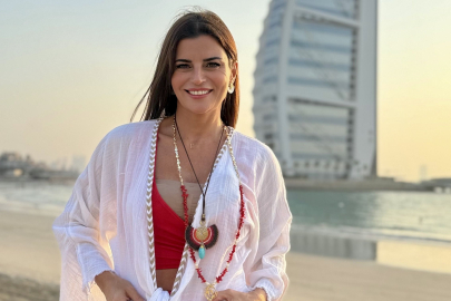 Ece Vahapoğlu, Dubai’de Dolunay Seremonisi ve Yoga Yaptırdı