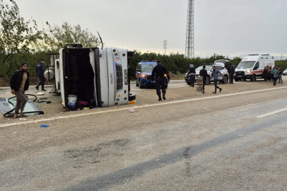 Adana'da tarım işçilerini taşıyan midibüs devrildi: 1'i çocuk, 11 yaralı