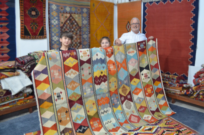 Anadolu’nun kilimlerini yeniden dokutturup Avrupa’ya gönderiyor