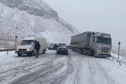 Erzincan-Sivas kara yolunda kar yağışı ulaşımı aksattı