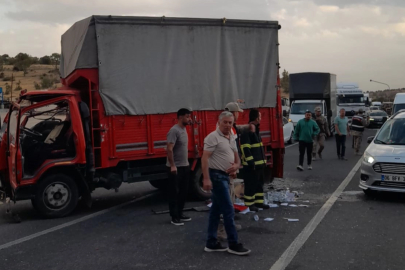 İşçileri taşıyan kamyonet ile kamyon çarpıştı: 14 yaralı