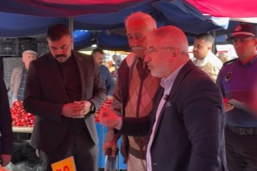 Pazar denetiminde belediye başkanından müşteriye kötü davranan esnafa tepki