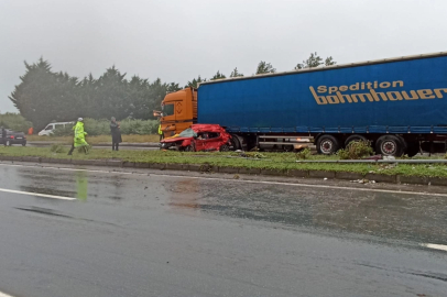 Rize’de otomobil TIR’a çarptı: 3 ölü