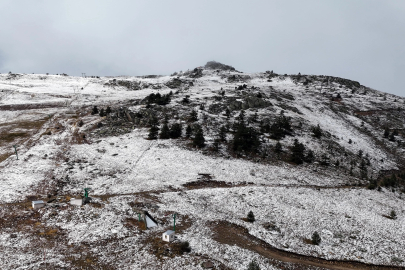 Bolu'da, Kartalkaya'nın zirvesi karla kaplandı