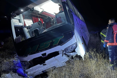 Yemekten zehirlenip fenalaşan sürücünün kullandığı yolcu otobüsü devrildi; 6 yaralı