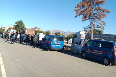 Elazığ’da park halindeki kamyona çarpan motosikletteki 2 kişi öldü