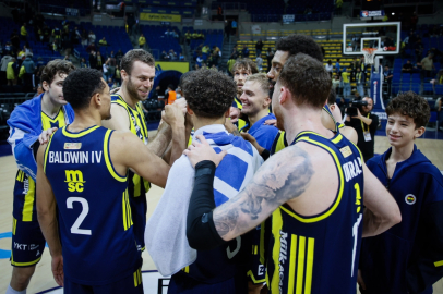 Fenerbahçe taraftarı parkede takımlarını yalnız bırakmıyor