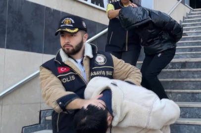 Tırnakçılık yöntemiyle turistlerin paralarını çalan yabancı uyruklu 3 şüpheli yakalandı
