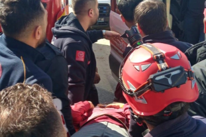 Yolcu treni servis minibüsüne çarptı; 17 öğrenci yaralandı