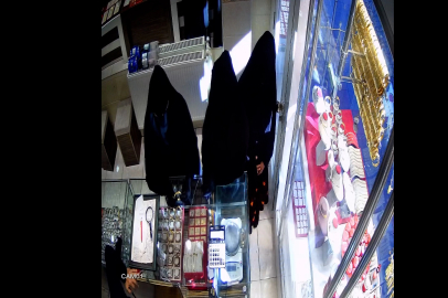 Çarşaflı 3 kadının, kuyumcudan 1 milyon 200 bin liralık soygunu kamerada