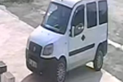 Durakta beklerken hafif ticari aracın çarptığı kadın öldü...