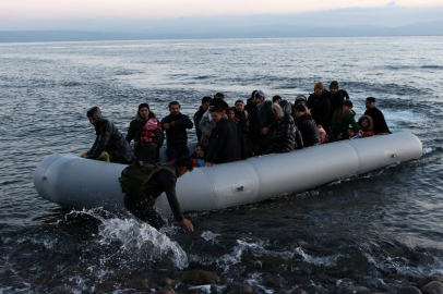 Sakız Adası'nda göçmen botu kayalıklara çarptı: 2 ölü, 10 yaralı