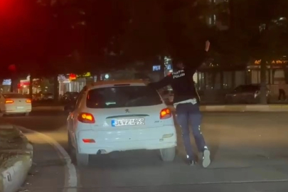 Trafik polisi, yolda kalan otomobili iterek sürücüye yardım etti