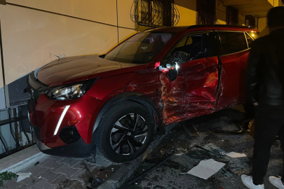 Eyüpsultan'da yokuş aşağı inen otomobil park halindeki 8 araca çarptı