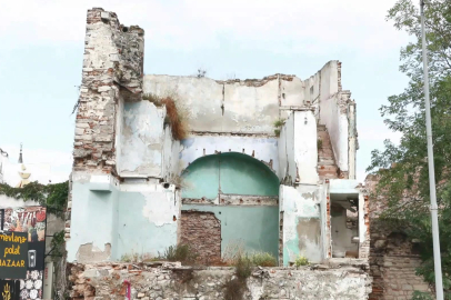 Fatih'te surların üzerindeki kaçak yapı tedirgin ediyor