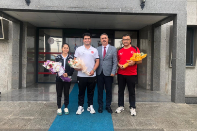 Dünya şampiyonu Emircan Haney çiçeklerle karşılandı