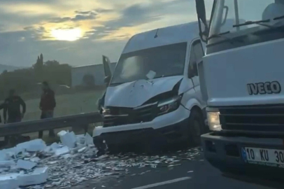 Otomobil, patlayan lastiği değiştirmeye çalışanlara çarptı: 1 ölü, 4 yaralı