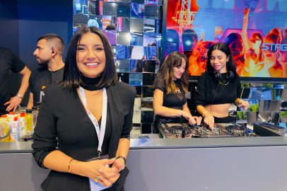 Ünlü iş kadını kendi gece kulübünde sahneye çıktı