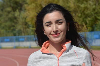 ‘Rüzgarın kızı’ Elif, Aşkale'deki çocukları atletizmle tanıştırıyor