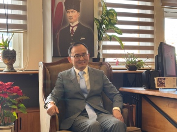 Çin Büyükelçisi Xuebin, öğrencilerle 'Ankara'nın Taşına Bak' şarkısını söyledi