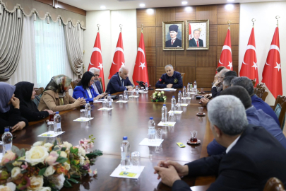 Bakan Yerlikaya, 'Diyarbakır Anneleri' ile bir araya geldi