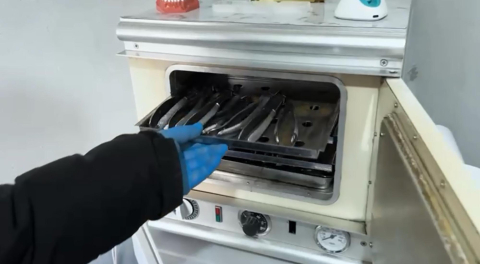 Sahte diş kliniğine operasyon: Tıbbi malzeme ile 21 bin 400 dolar ve 65 bin 900 lira ele geçirildi