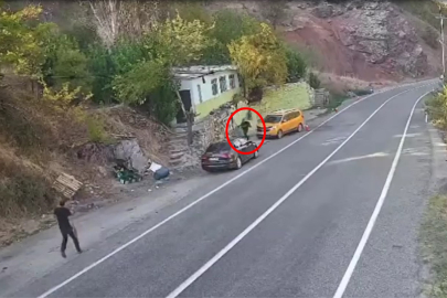 Dağdan kopan kaya parçasından son anda kurtuldu