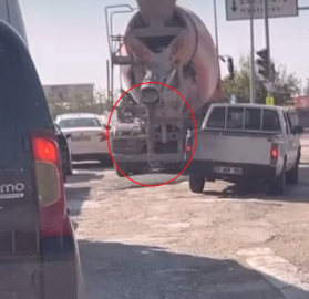 Kırmızı ışıkta bekleyen beton mikserinden yola harç döküldü