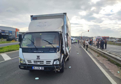 Bariyere çarpan kamyonetin sürücüsünün ayağı koptu