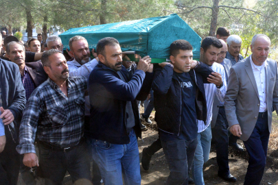 Babasının öldürdüğü annesinin tabutunu taşıdı