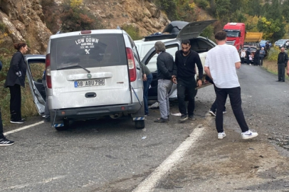 Artvin'de 3 aracın karıştığı zincirleme kazada 4 yaralı