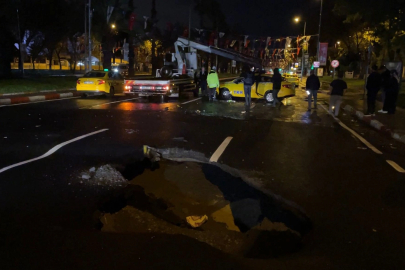 Fatih Vatan Caddesi'nde sağanak nedeniyle yol çöktü
