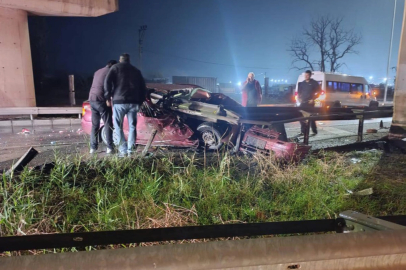 Tekirdağ'da otomobil bariyere çarptı: 2 ölü, 1 yaralı