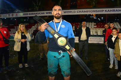 1’inci Dünya Karakucak Şampiyonası’nın başpehlivanı Feyzullah Aktürk oldu