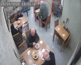 Lokantada nefes borusuna yiyecek kaçan müşteriyi, Heimlich manevrasıyla kurtardı