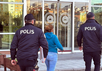 Bebeğini bankta oturan kişiye bırakıp kaçan anne, adli kontrol şartıyla serbest