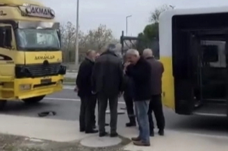 Büyükçekmece'de kamyon İETT otobüsüne çarptı; 9 yaralı