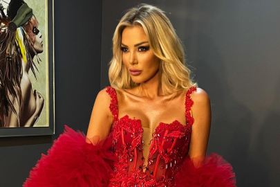 PETEK DİNÇÖZ YENİ GAZİNO SAHNESİNDE ZARAFETİ VE ENERJİSİYLE MEST ETTİ