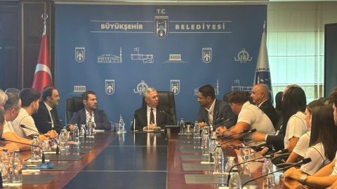 ASKİ Spor’un dünya şampiyonları, Mansur Yavaş’ı ziyaret etti