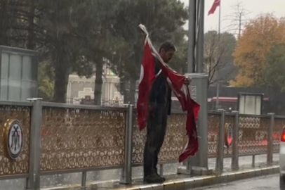 Erzincan’da yağmur altında yere düşen bayrakları topladı