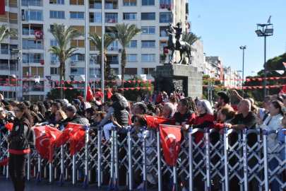 İzmir'de Cumhuriyet'in 102'nci yılı coşkusu