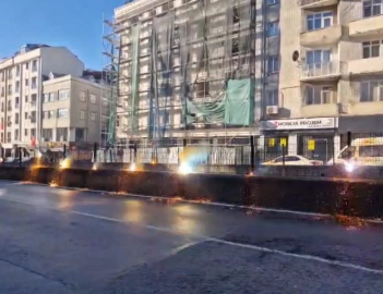 İstanbul- Bayrampaşa'da kamyon tramvay hattındaki korkuluklara çarptı; patlamalar meydana geldi