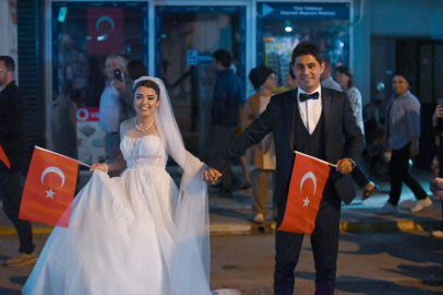 Gelinlik ve damatlıkla Cumhuriyet kutlamasına katıldılar