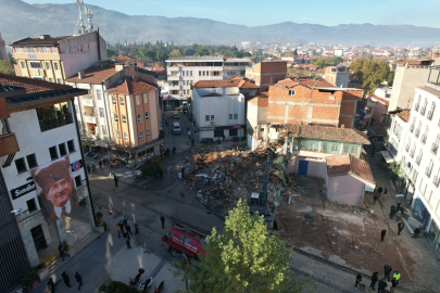 Balıkesir Sındırgı'da depremin ardından ağır hasarlı binalarda yıkım sürüyor