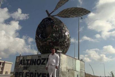 Dünyanın en büyüğü! 50 bin parça atıktan zeytin heykeli