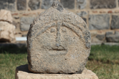 Diyarbakır’da ‘Emojili asker mezar taşı’ sergilenmeye başlandı