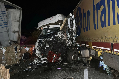 Edirne'de 2 TIR ve 3 otomobilin karıştığı zincirleme kaza: 1 ölü, 2 yaralı